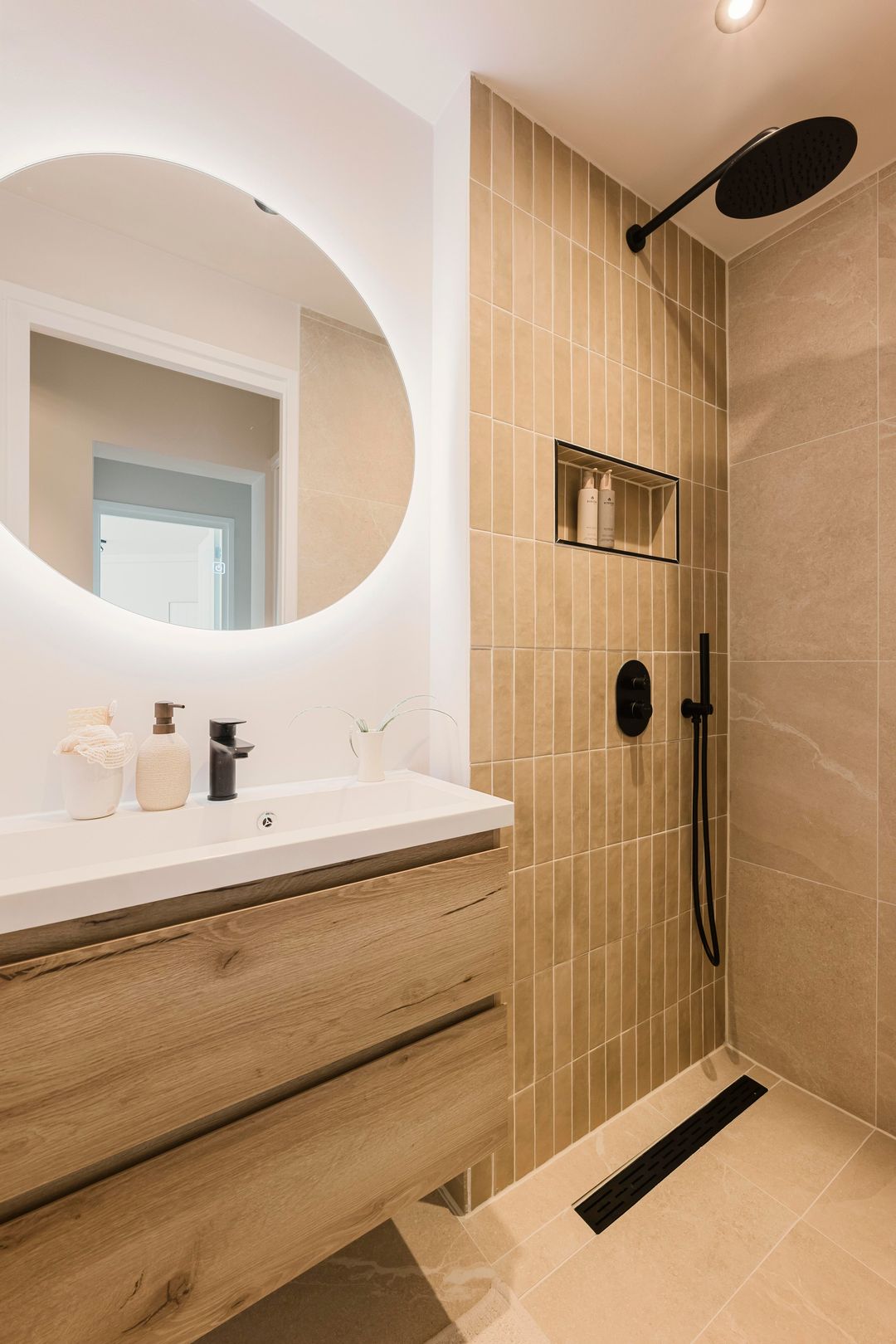 Stylishly Renovated Ground-Floor Corner Apartment with City Garden and Canal Views — 17