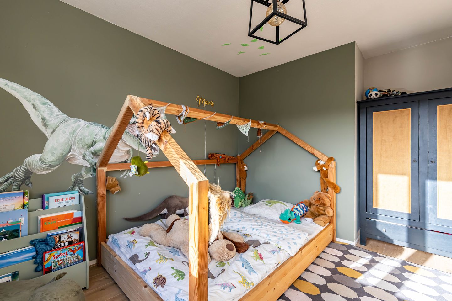 Spacious terraced house with west-facing garden and potential for extra bedrooms — 23
