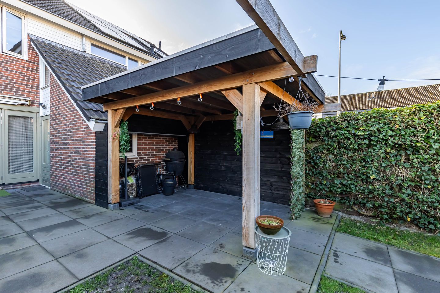 Spacious terraced house with west-facing garden and potential for extra bedrooms — 33