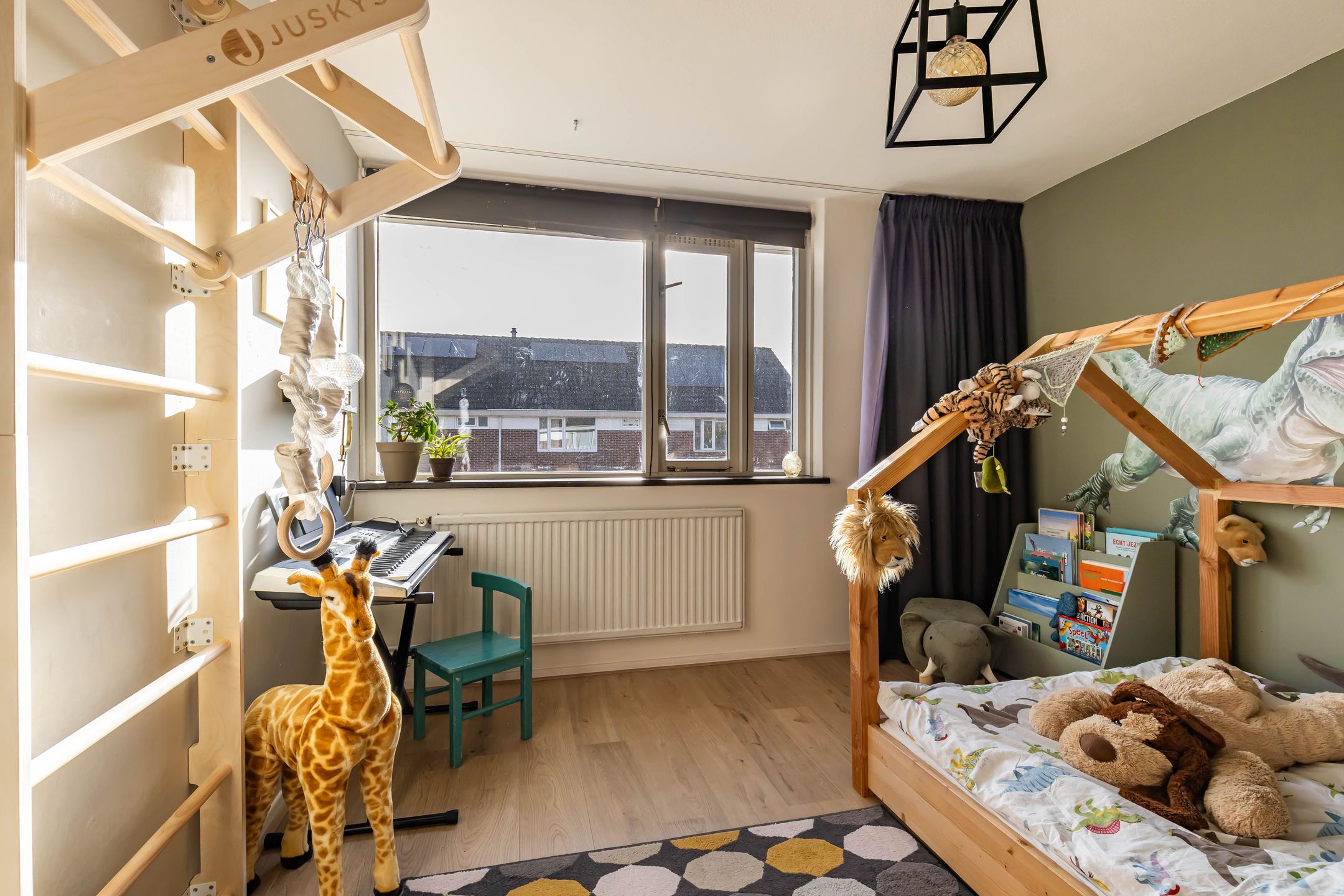 Spacious terraced house with west-facing garden and potential for extra bedrooms — 22
