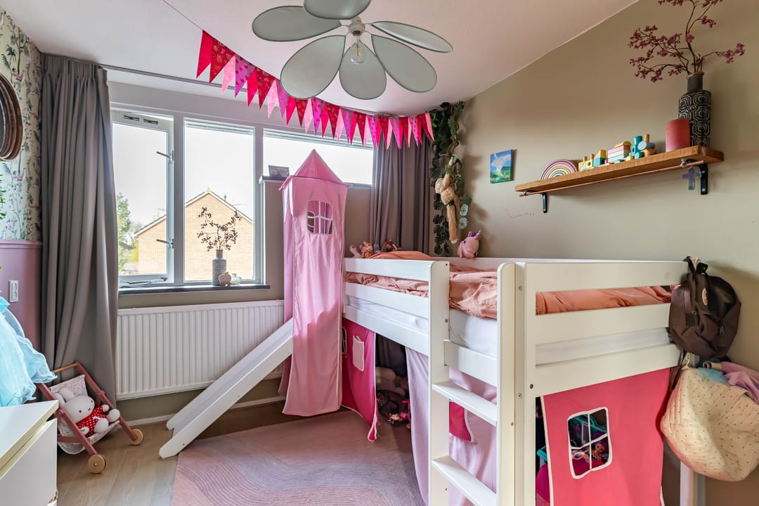 Spacious terraced house with west-facing garden and potential for extra bedrooms — 20