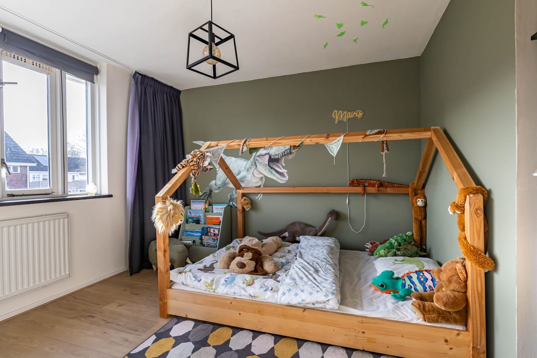 Spacious terraced house with west-facing garden and potential for extra bedrooms — 21