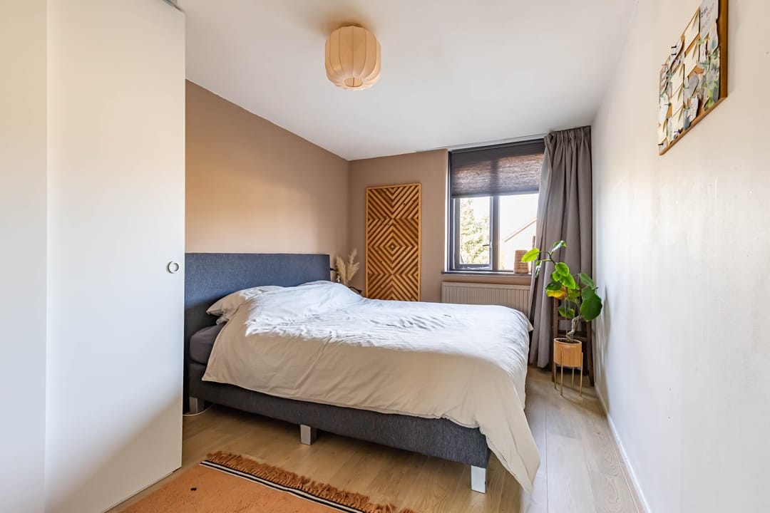 Spacious terraced house with west-facing garden and potential for extra bedrooms — 24