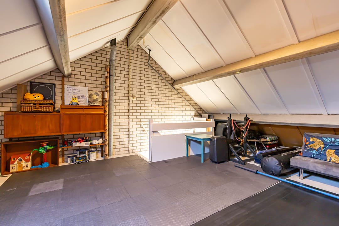 Spacious terraced house with west-facing garden and potential for extra bedrooms — 30