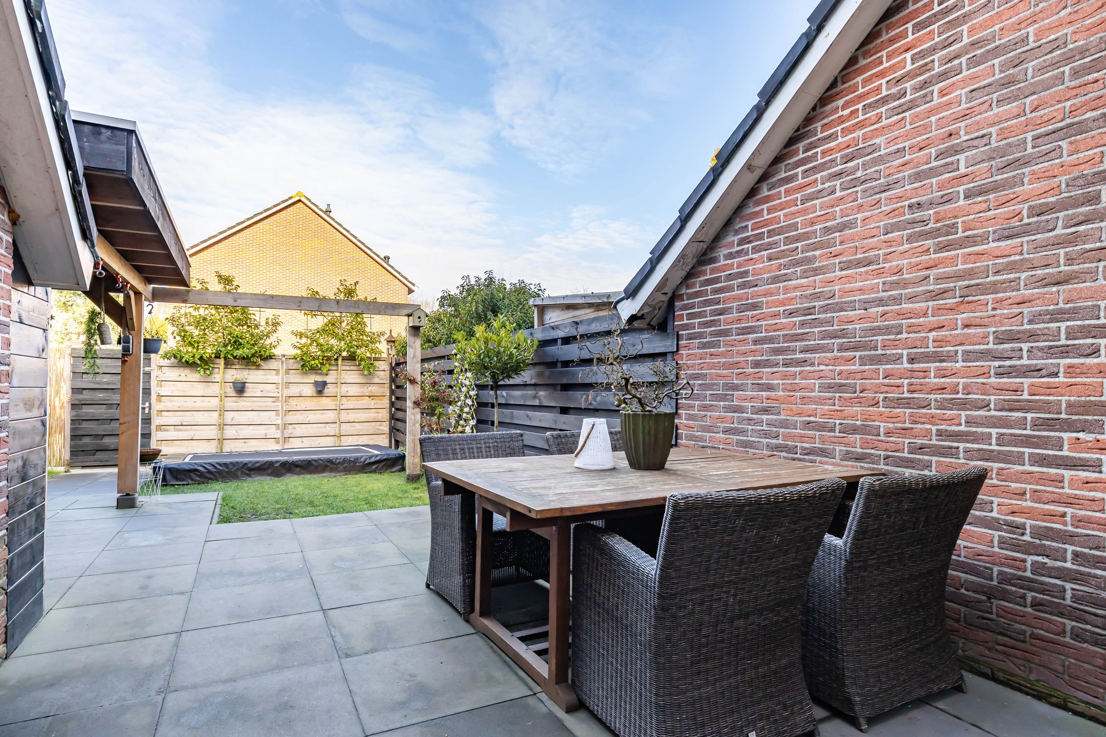 Spacious terraced house with west-facing garden and potential for extra bedrooms — 31