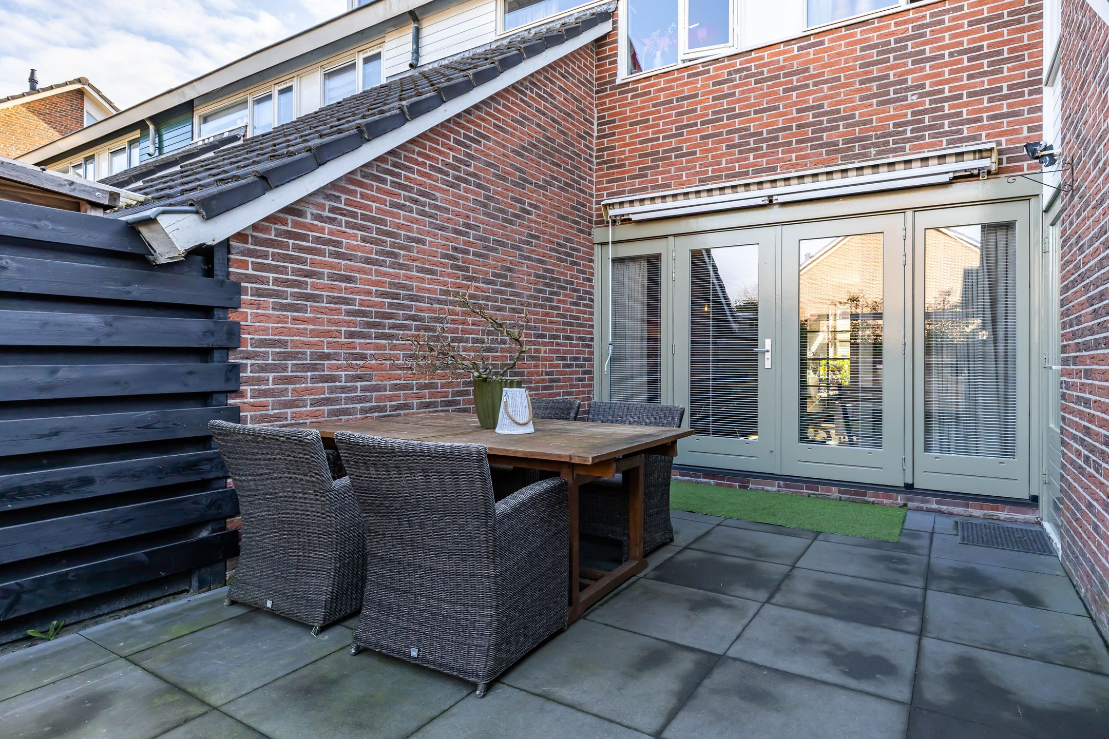 Spacious terraced house with west-facing garden and potential for extra bedrooms — 34