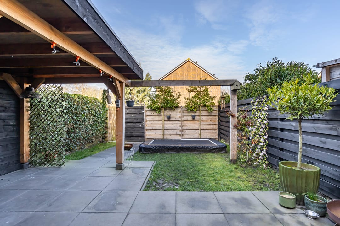 Spacious terraced house with west-facing garden and potential for extra bedrooms — 35