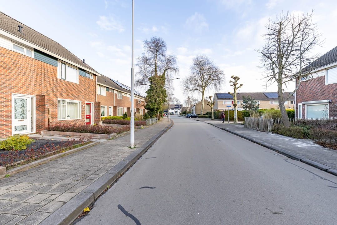 Spacious terraced house with west-facing garden and potential for extra bedrooms — 40