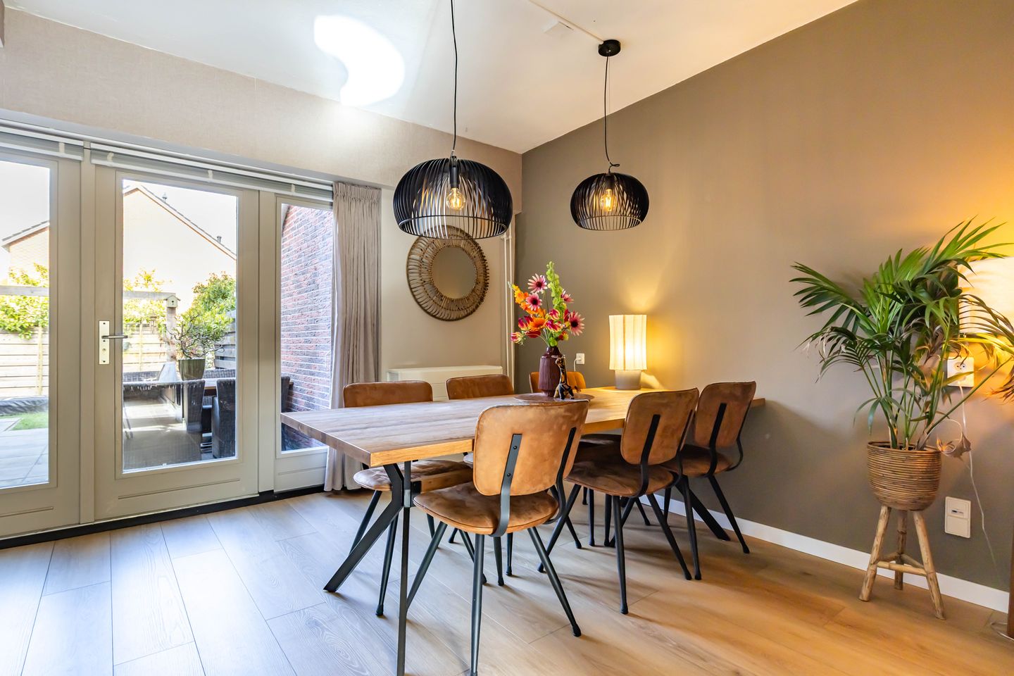 Spacious terraced house with west-facing garden and potential for extra bedrooms — 12