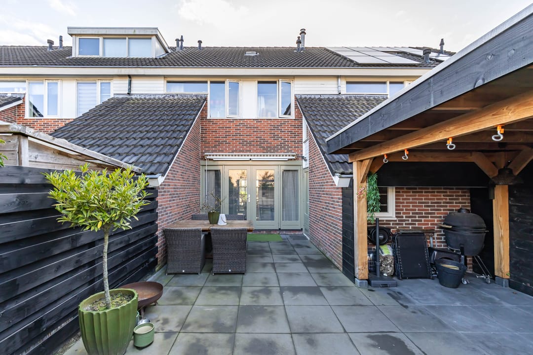 Spacious terraced house with west-facing garden and potential for extra bedrooms — 36