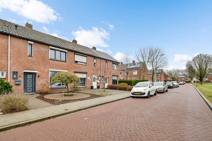 Photo 2 of Anna van Saksenstraat 14