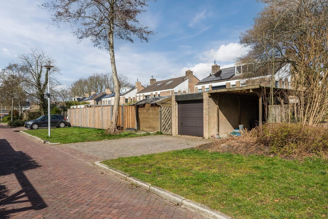 Spacious Semi-Detached Home with 4 Bedrooms, Garage and Energy Label B — 56