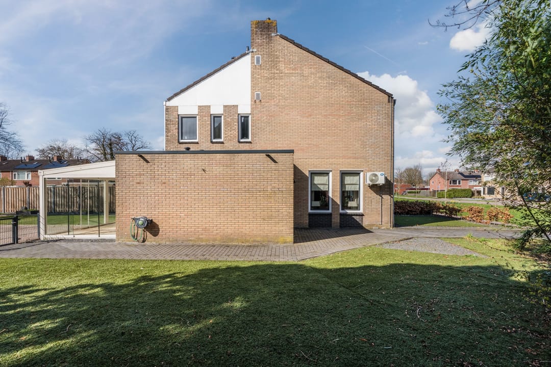 Spacious Semi-Detached Home with 4 Bedrooms, Garage and Energy Label B — 52