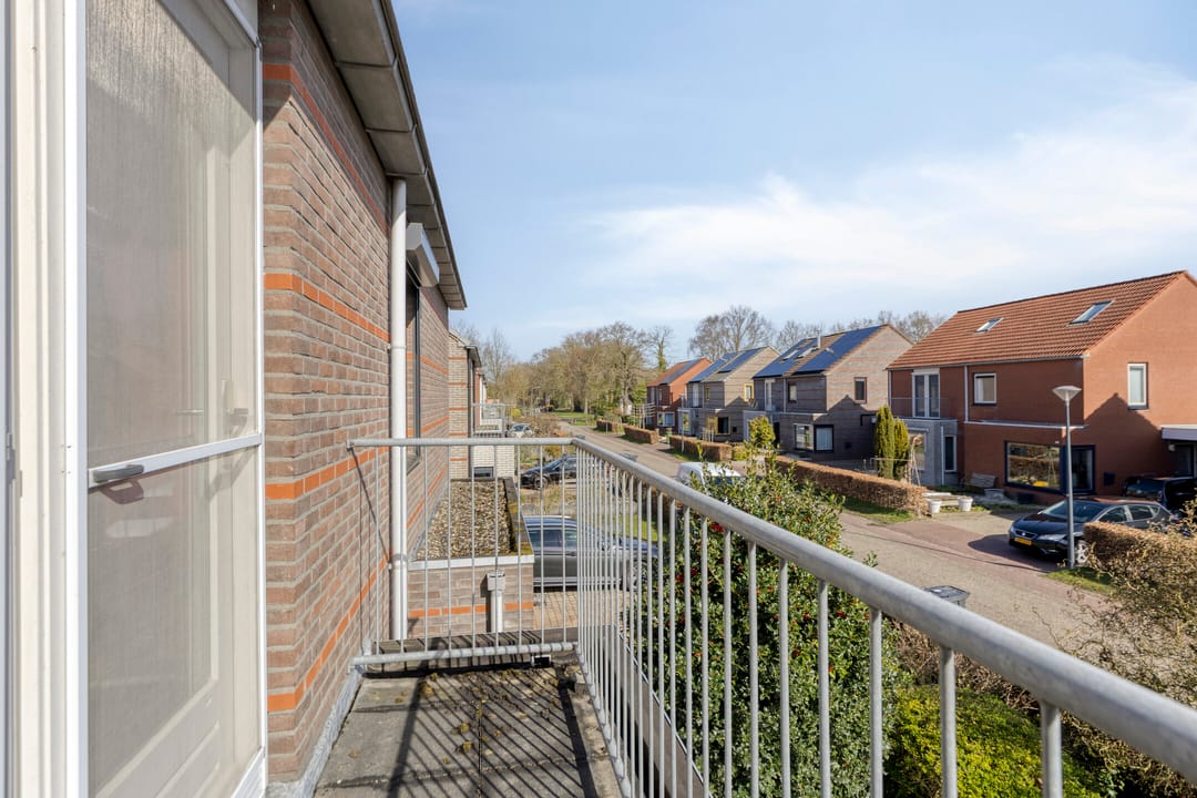 Extended Semi-Detached Family Home with Garage and Sunny Garden — 26