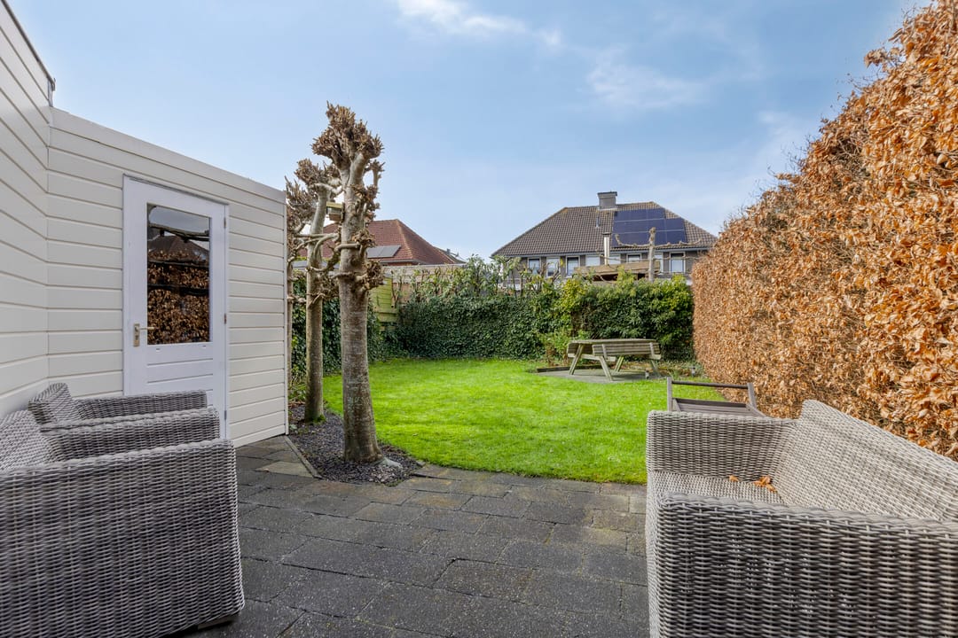 Extended Semi-Detached Family Home with Garage and Sunny Garden — 31