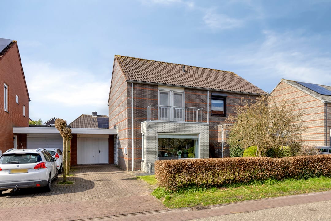 Extended Semi-Detached Family Home with Garage and Sunny Garden — 38