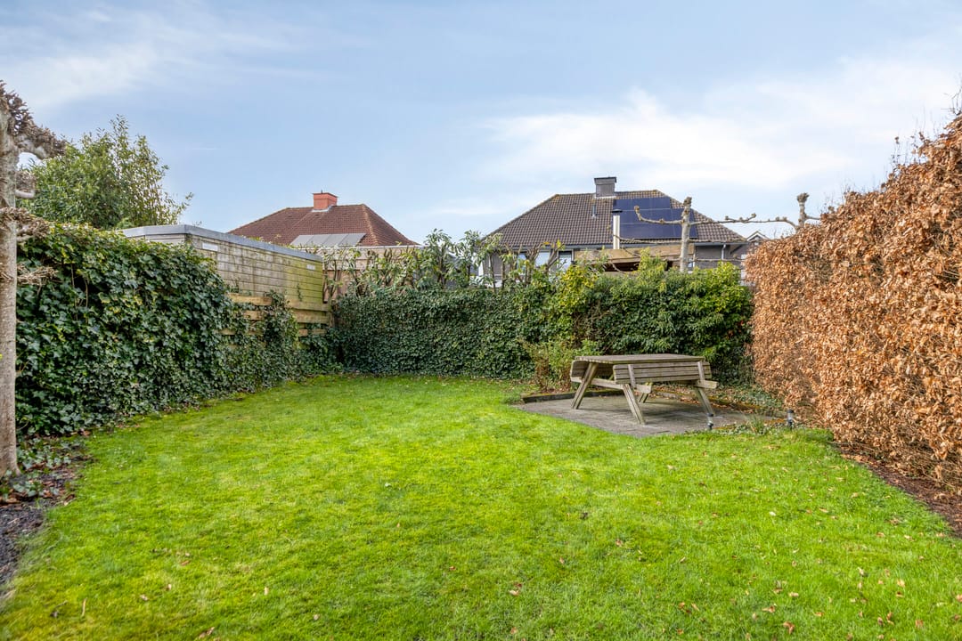 Extended Semi-Detached Family Home with Garage and Sunny Garden — 32