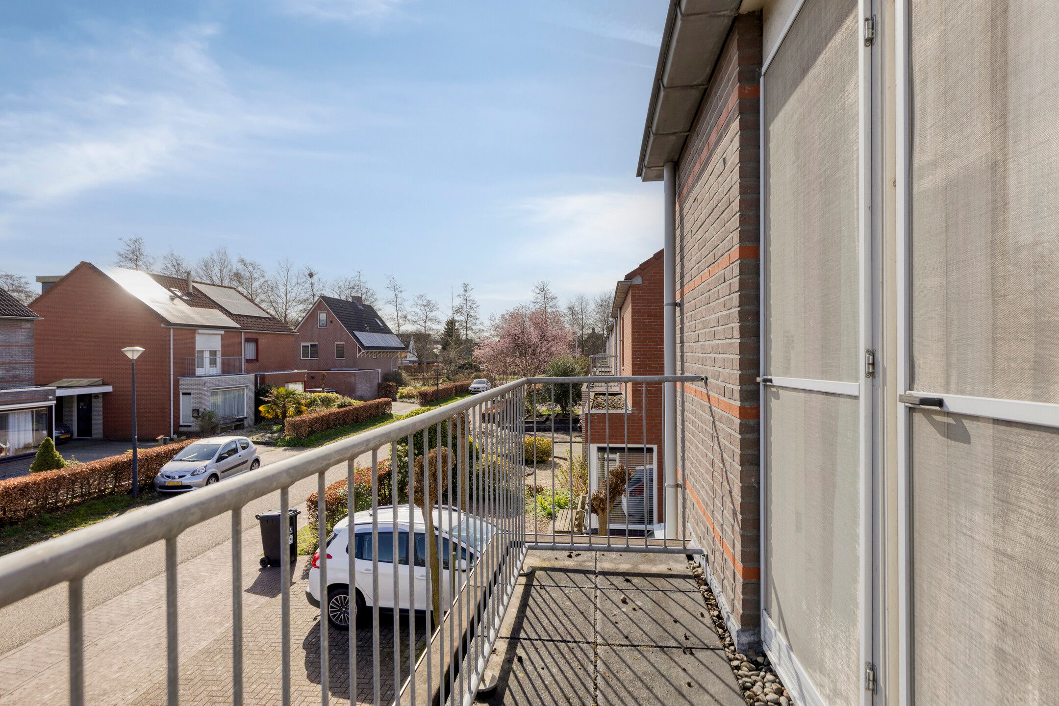 Extended Semi-Detached Family Home with Garage and Sunny Garden — 27