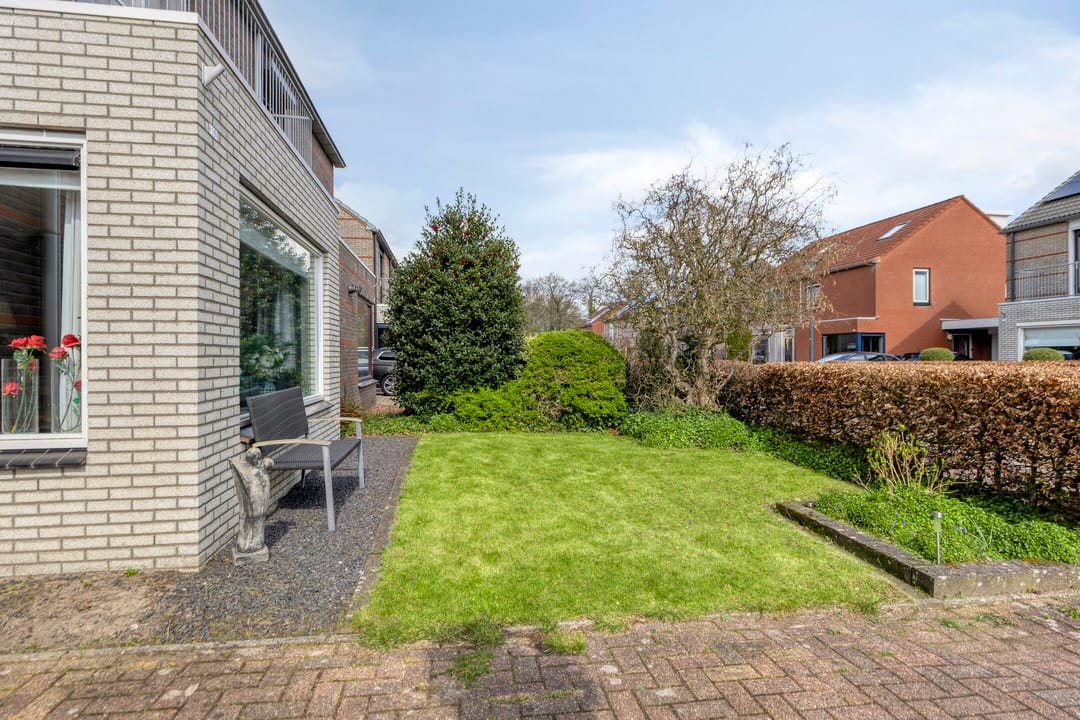Extended Semi-Detached Family Home with Garage and Sunny Garden — 37