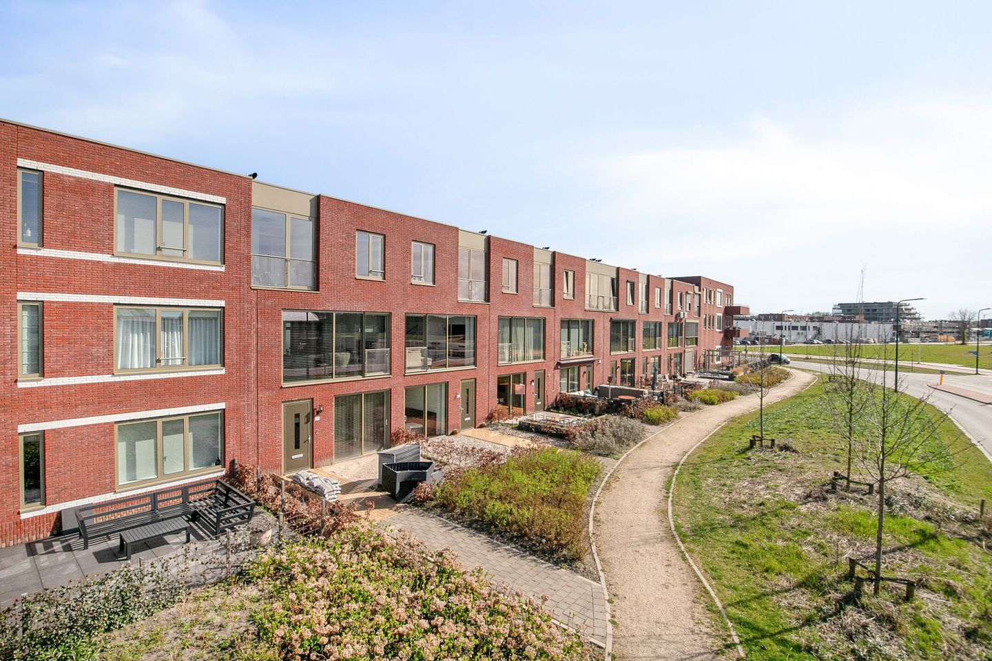 Virtually new energy-efficient terraced home with 2 living rooms in Dronten — 32