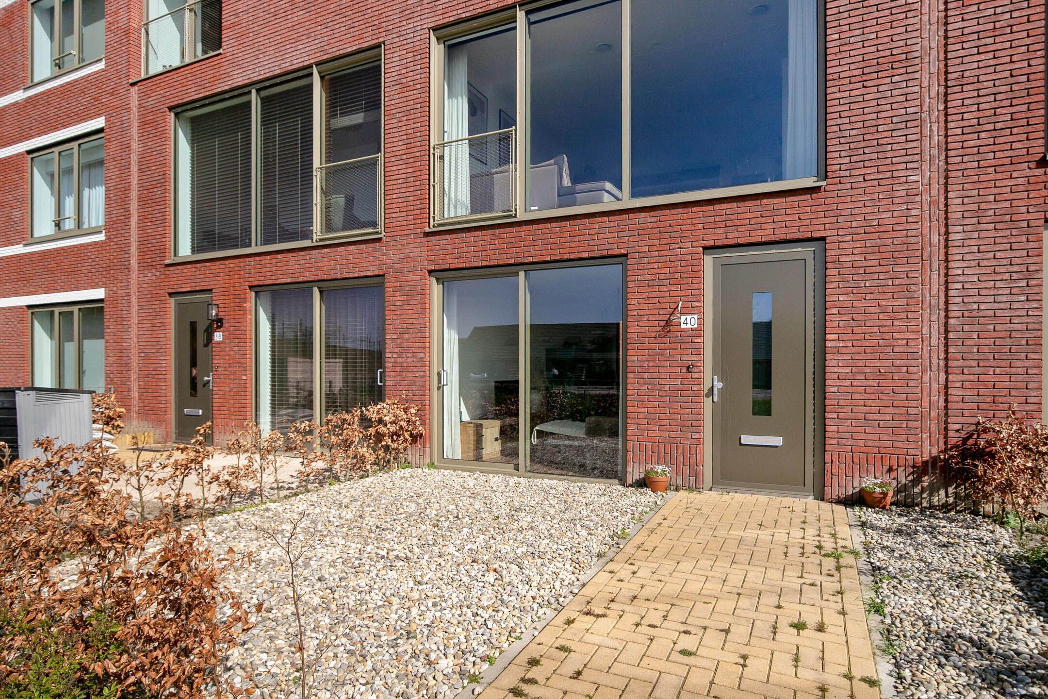 Virtually new energy-efficient terraced home with 2 living rooms in Dronten — 31
