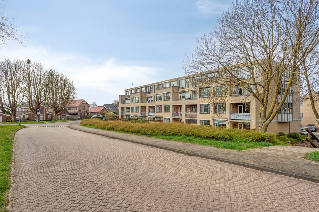 Ready-to-move-in apartment with spacious living room and balcony overlooking the Old Rhine