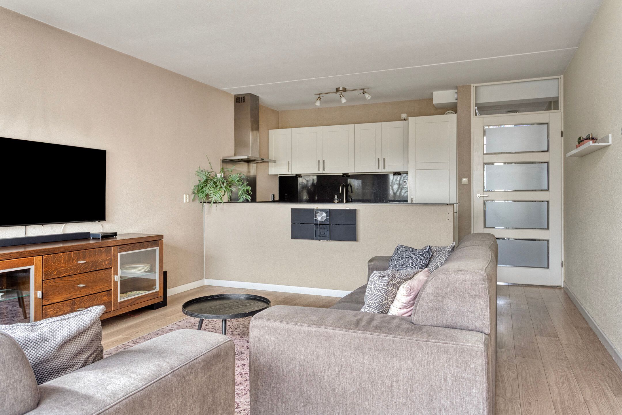 Ready-to-move-in apartment with spacious living room and balcony overlooking the Old Rhine — 12