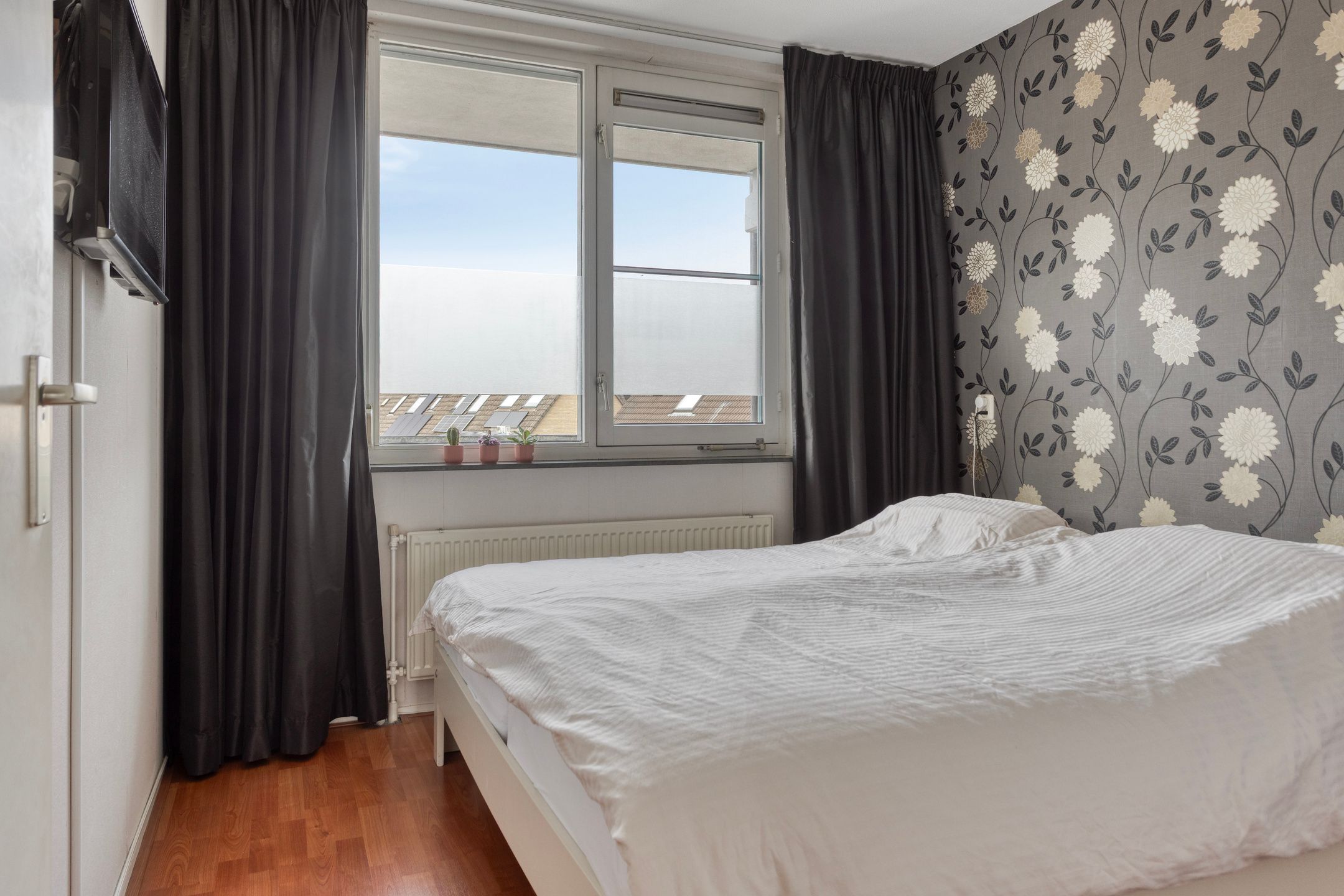 Ready-to-move-in apartment with spacious living room and balcony overlooking the Old Rhine — 18