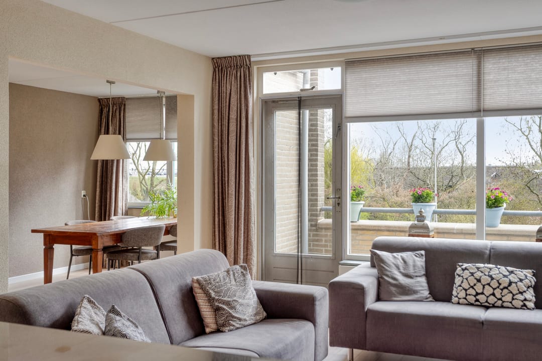 Ready-to-move-in apartment with spacious living room and balcony overlooking the Old Rhine — 13