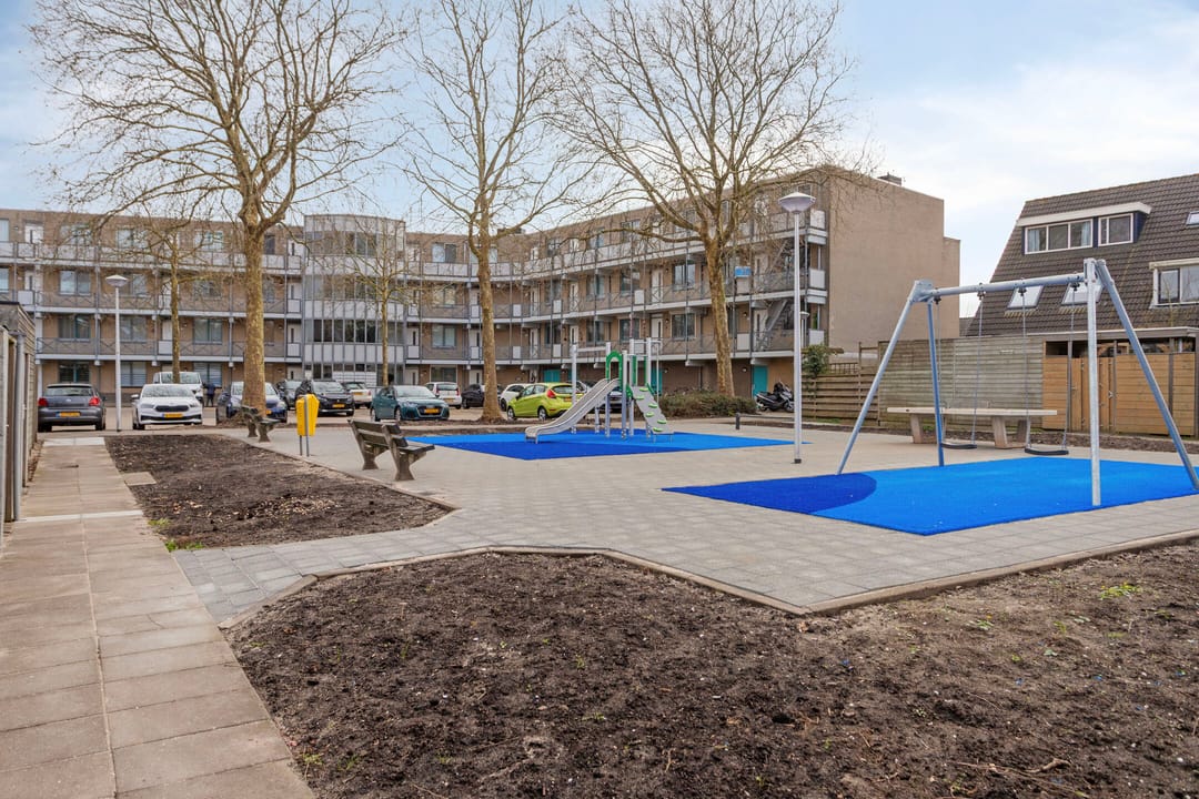 Ready-to-move-in apartment with spacious living room and balcony overlooking the Old Rhine — 23