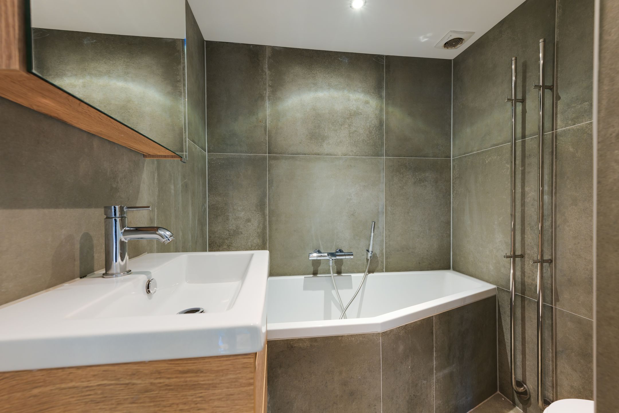 Fully renovated upper apartment with green square views in Valkenboskwartier — 15