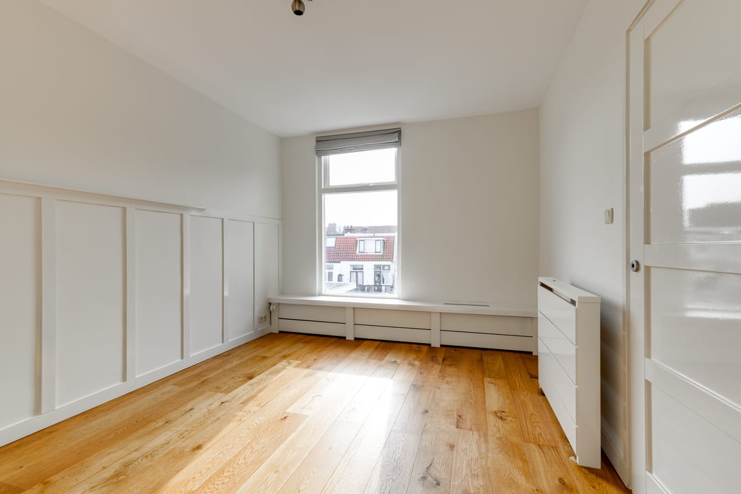 Fully renovated upper apartment with green square views in Valkenboskwartier — 22