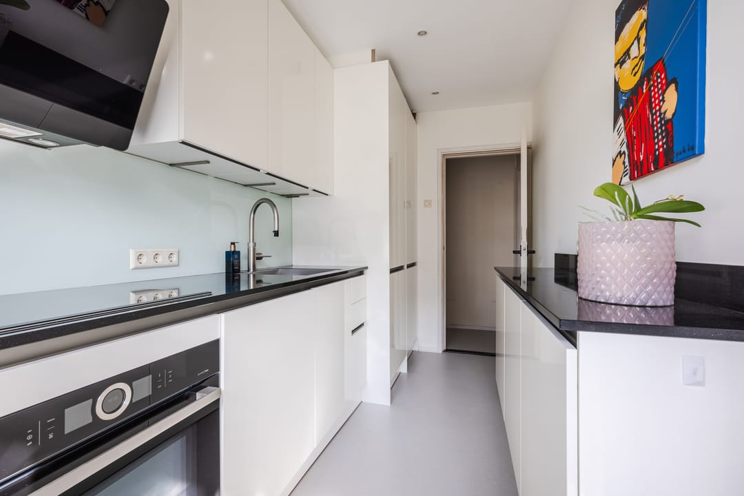 Light corner apartment in popular Bezuidenhout with sunny southwest balcony — 22