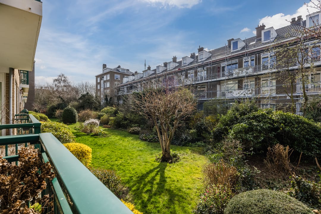 Light corner apartment in popular Bezuidenhout with sunny southwest balcony — 25