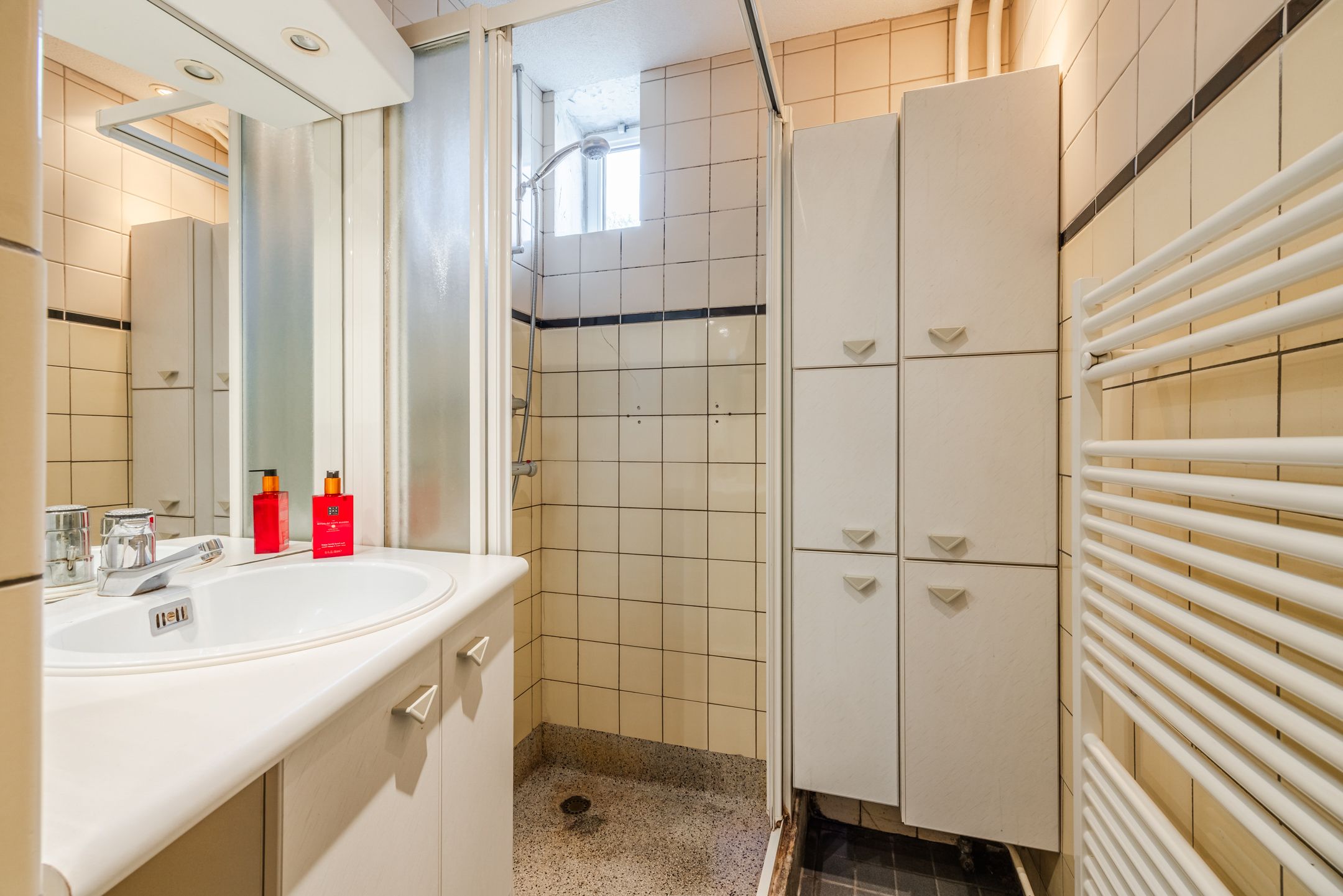 Light corner apartment in popular Bezuidenhout with sunny southwest balcony — 26