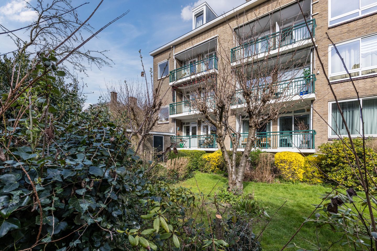 Light corner apartment in popular Bezuidenhout with sunny southwest balcony — 28
