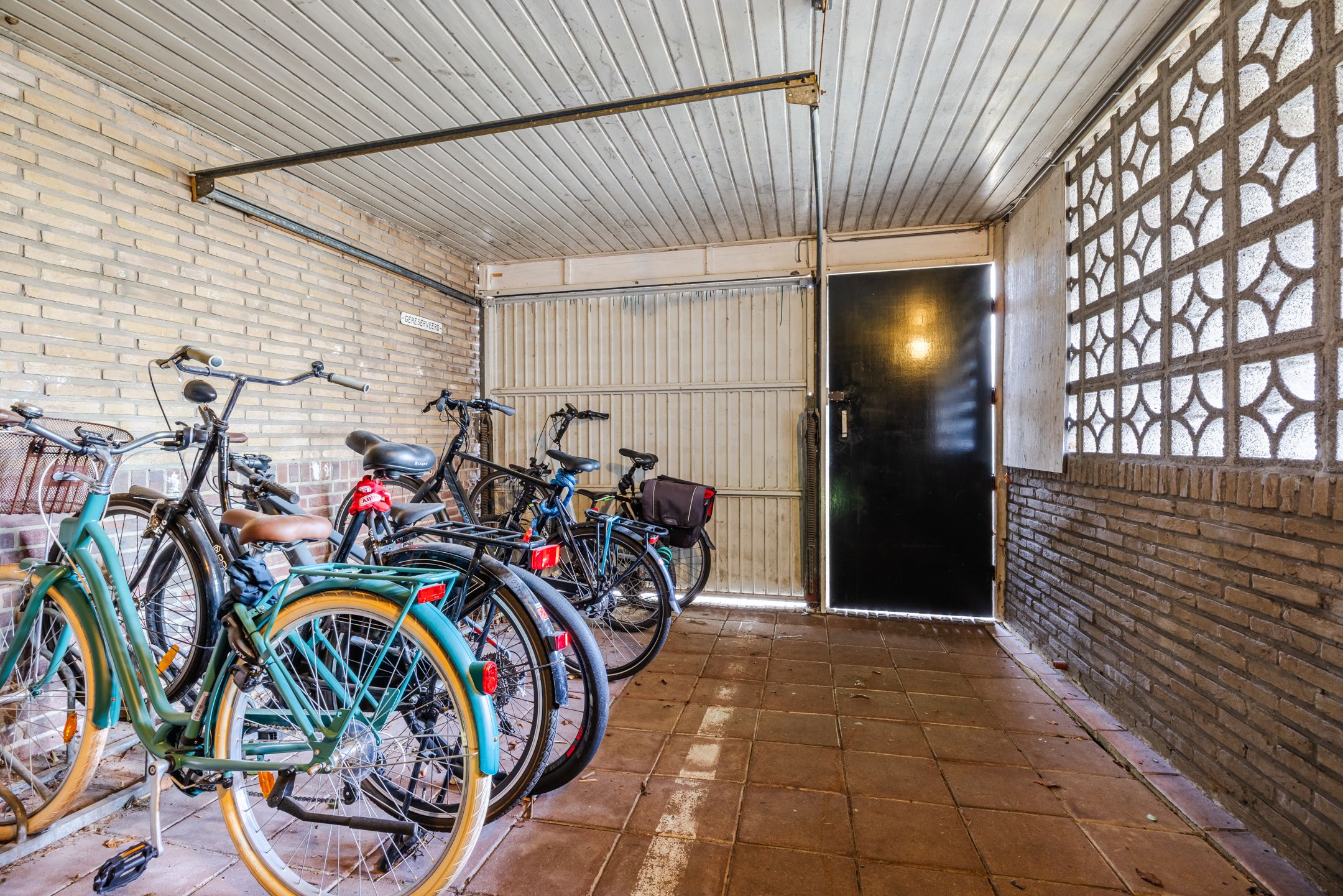Light corner apartment in popular Bezuidenhout with sunny southwest balcony — 29