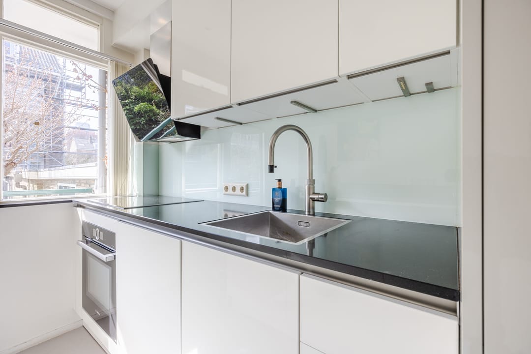 Light corner apartment in popular Bezuidenhout with sunny southwest balcony — 21