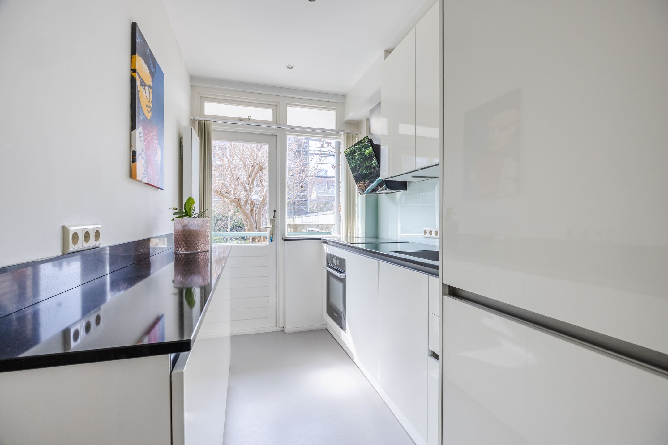 Light corner apartment in popular Bezuidenhout with sunny southwest balcony — 20