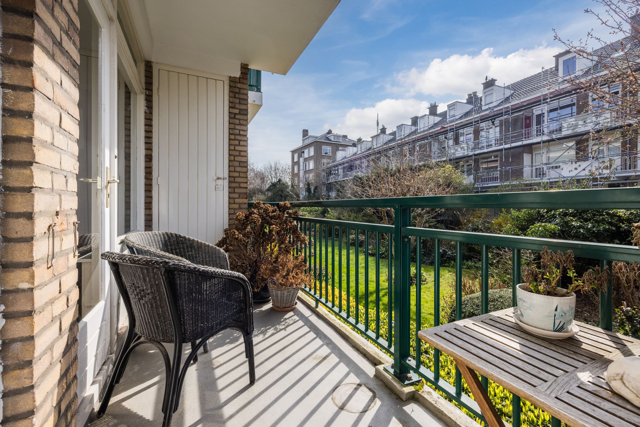 Light corner apartment in popular Bezuidenhout with sunny southwest balcony — 23