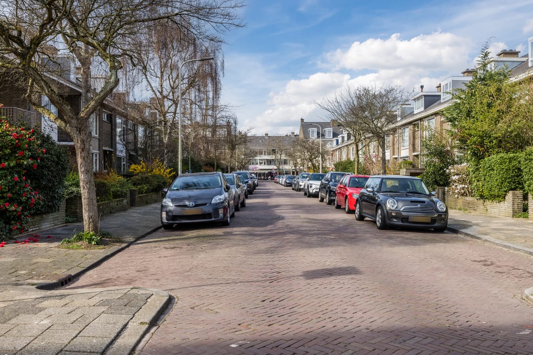 Light corner apartment in popular Bezuidenhout with sunny southwest balcony — 30