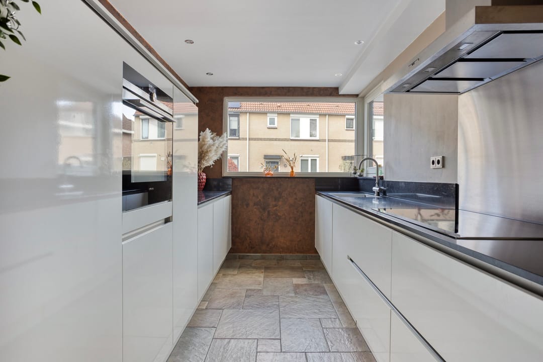 Fully Extended Move-in Ready Corner Home with Garage and Spacious Serre — 12
