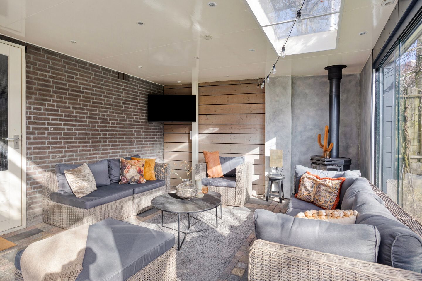 Fully Extended Move-in Ready Corner Home with Garage and Spacious Serre — 21