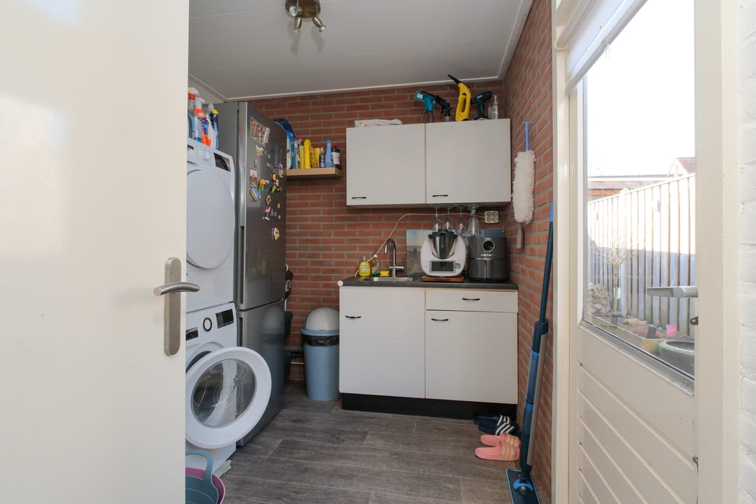 Move-in Ready Starter Home with Modern Updates in Almelo — 13
