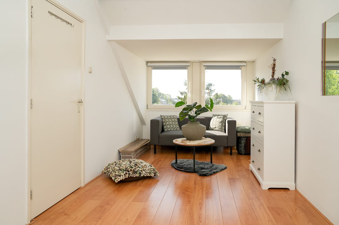 Eye-catching semi-detached house with 170 m² living space and deep south-facing backyard in prime village center location — 30