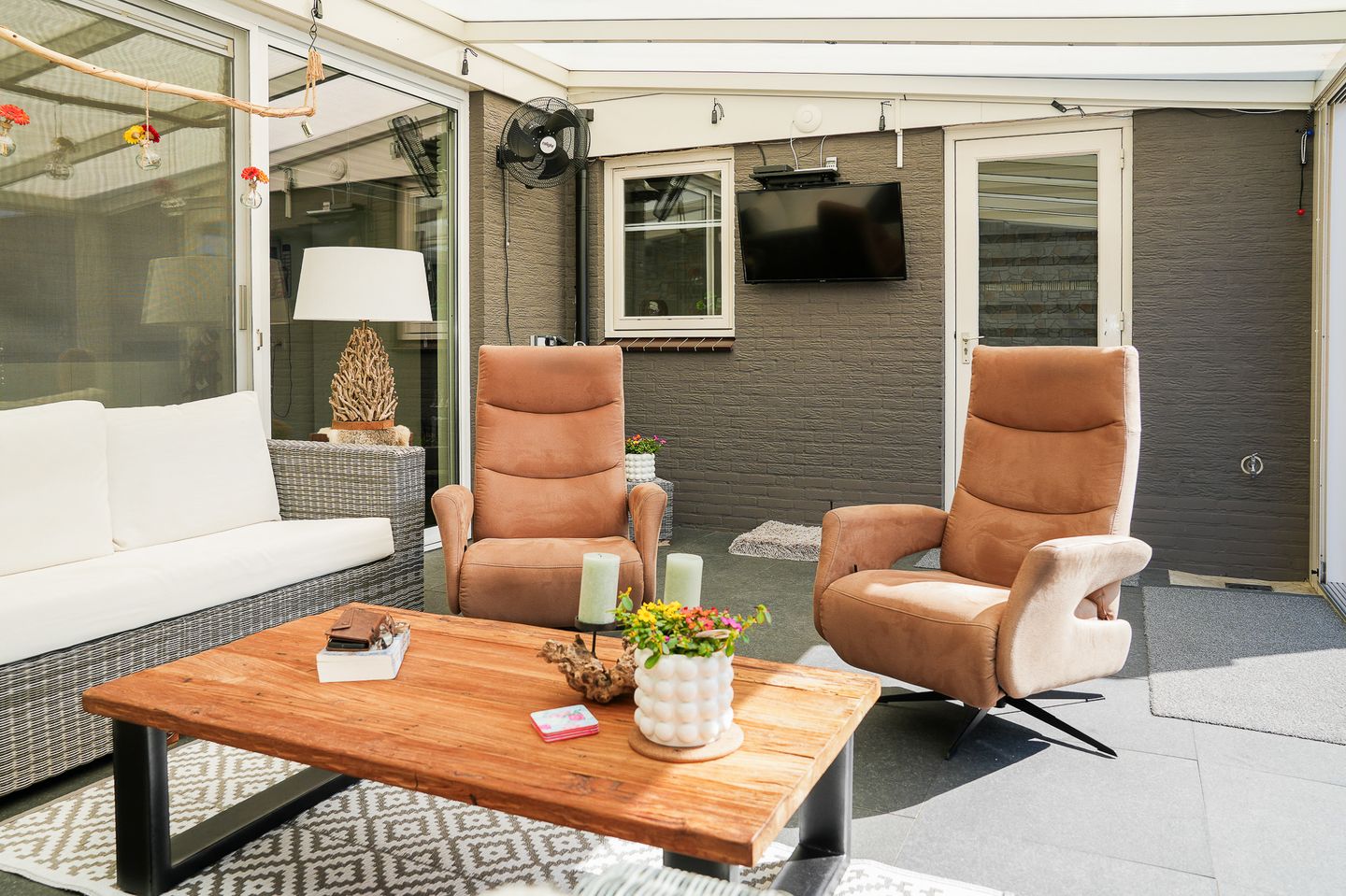Eye-catching semi-detached house with 170 m² living space and deep south-facing backyard in prime village center location — 34