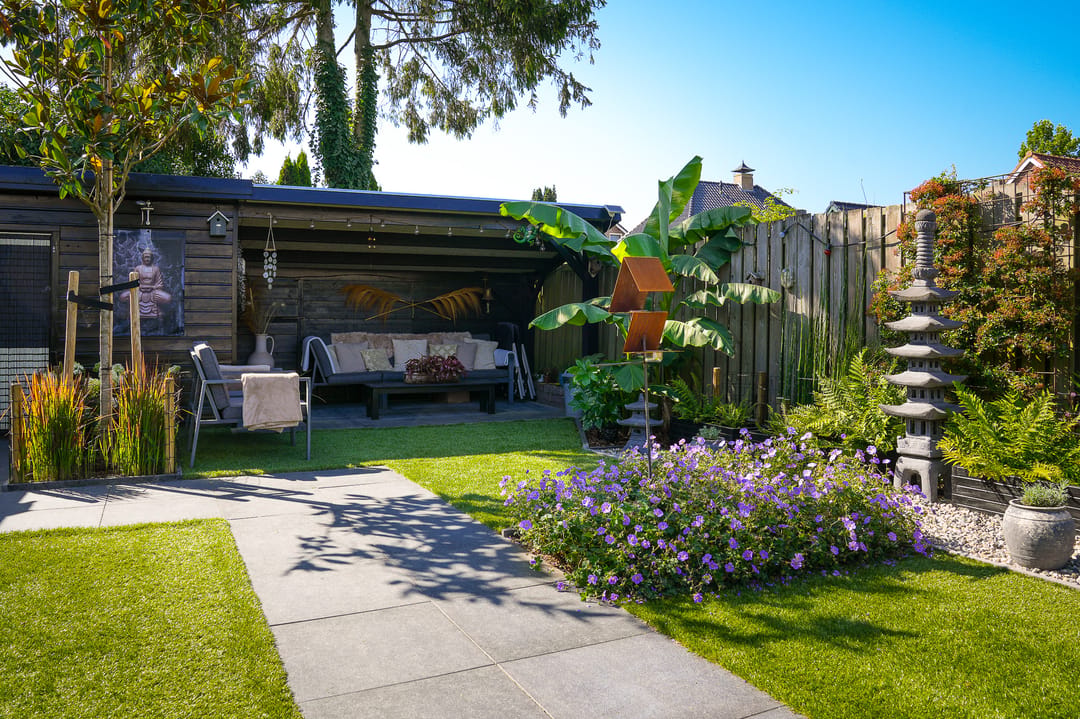 Eye-catching semi-detached house with 170 m² living space and deep south-facing backyard in prime village center location — 36