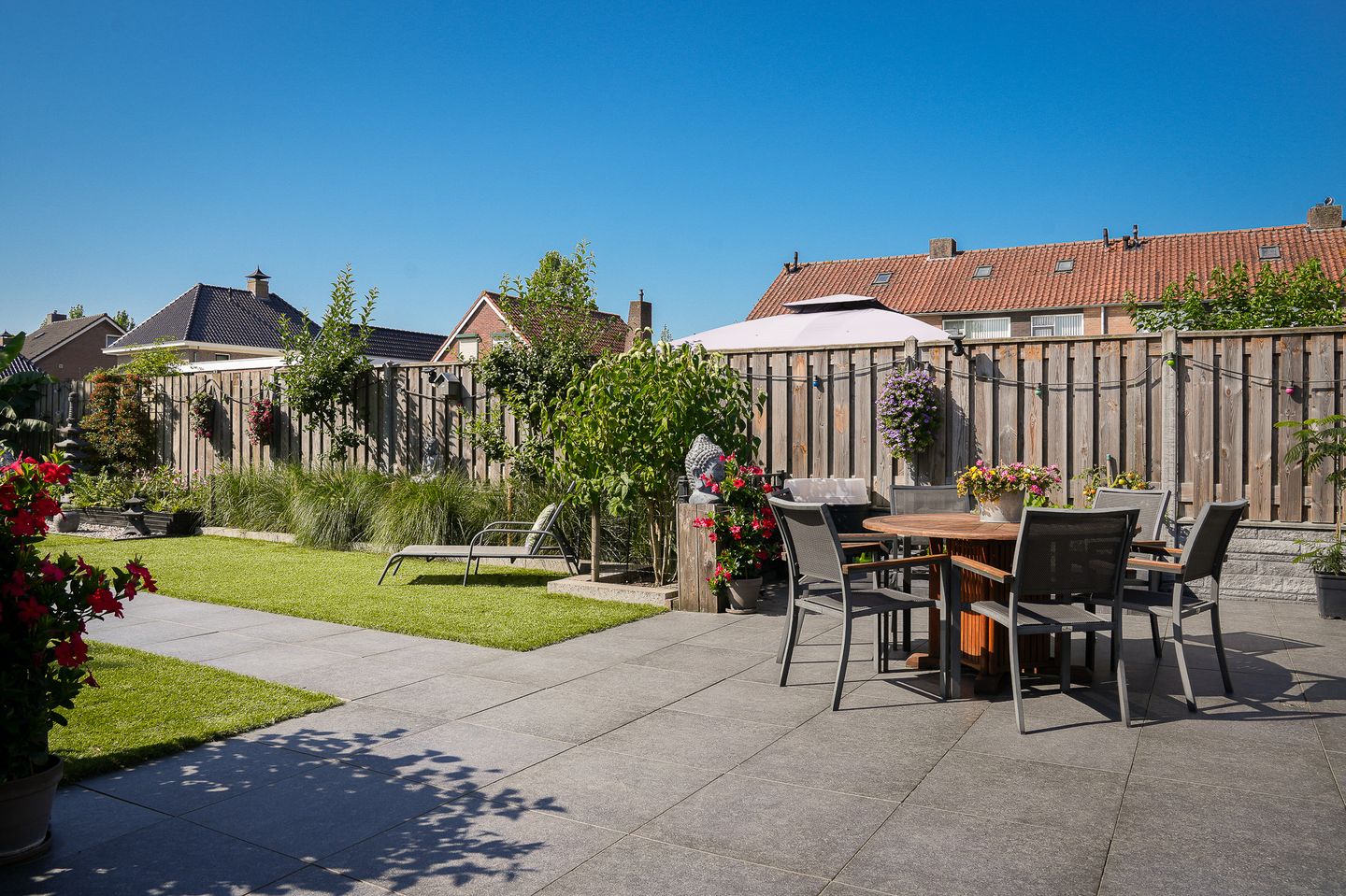 Eye-catching semi-detached house with 170 m² living space and deep south-facing backyard in prime village center location — 39