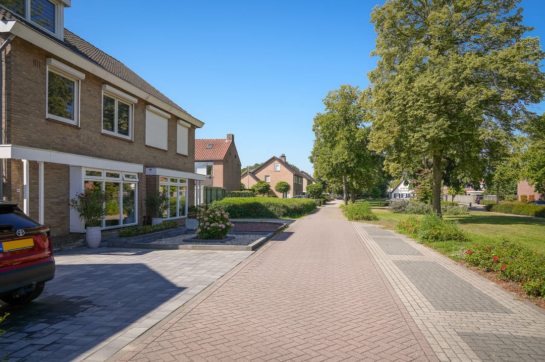 Eye-catching semi-detached house with 170 m² living space and deep south-facing backyard in prime village center location — 42