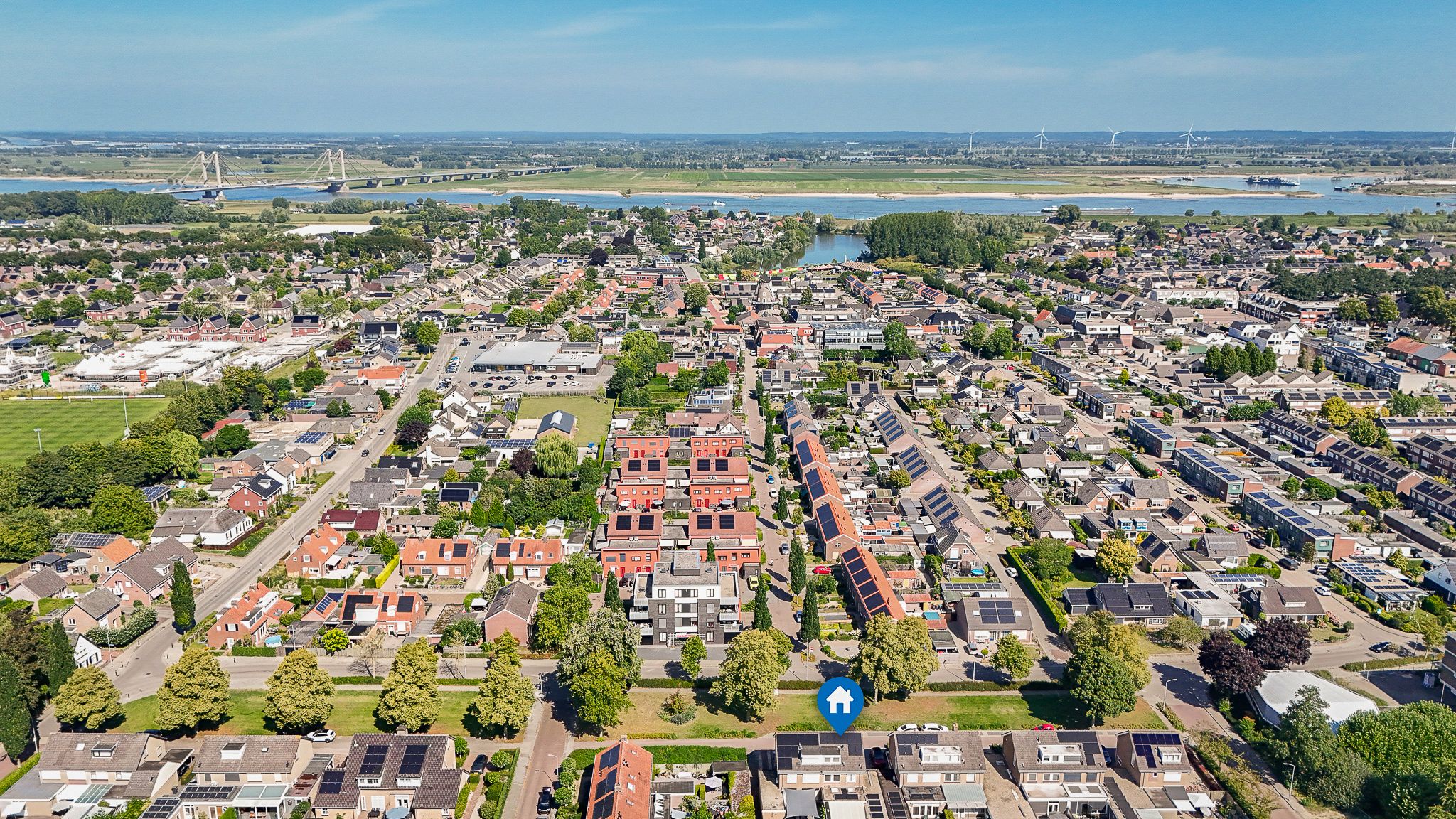 Eye-catching semi-detached house with 170 m² living space and deep south-facing backyard in prime village center location — 47